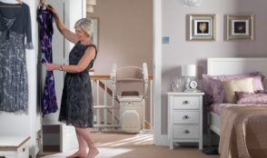 envejecer en casa con una silla salvaescaleras