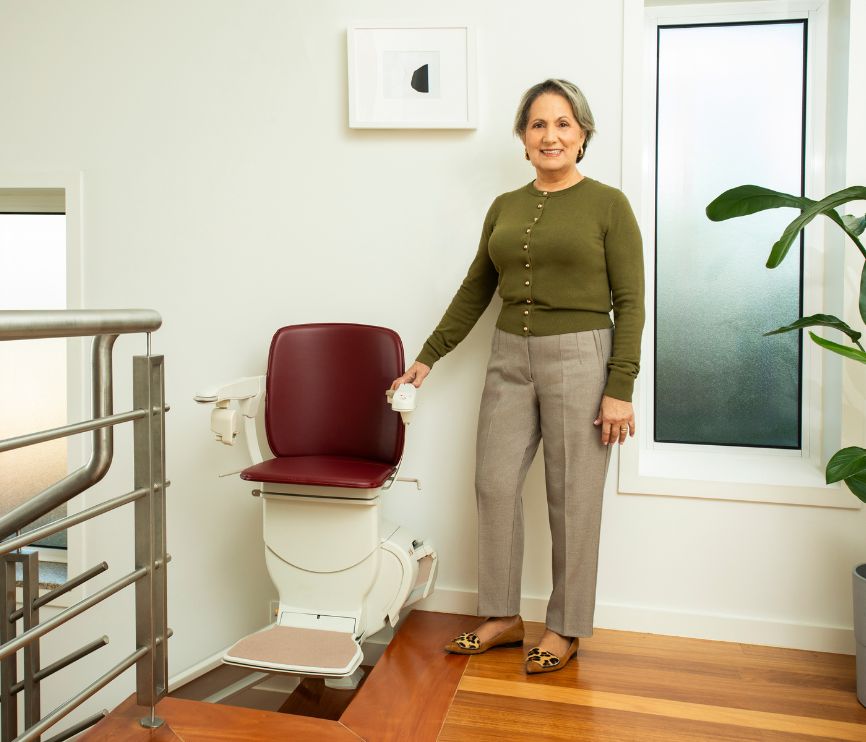 Diseño de silla salvaescaleras que combina con la decoración del hogar